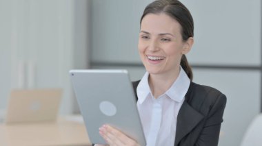 İş kadını Tablet 'te Video Sohbeti Yapıyor