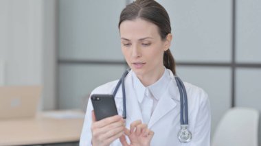 Akıllı telefon kullanan genç doktorun portresi