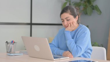 İşte Otururken Uyuyan Hintli Kadın