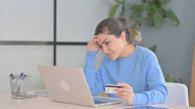 Hintli Kadın Bilgisayarda Çevrimiçi Ödeme Yapamadı