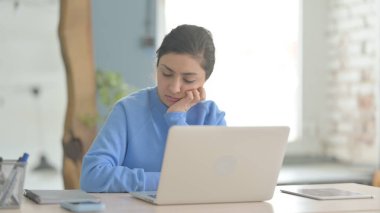 İşte Otururken Uyuyan Hintli Kadın