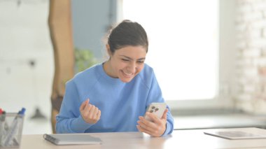 Başarılı Hintli Kadın Smartphone 'da Zaferi Kutluyor