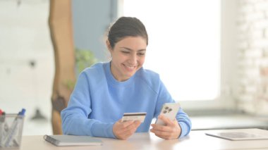 Hintli Kadın Smartphone ile İnternetten Alışveriş Yapıyor