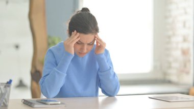 İş yerinde baş ağrısı olan yorgun Hintli kadın, migren.