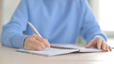 Belgeler üzerinde çalışan Hintli Kadının Kapanışı