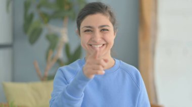 Kamerayı işaret eden Hintli Kadın Portresi