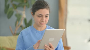 Dijital Tablet 'te İnternet Taraması yapan Hintli Kadın