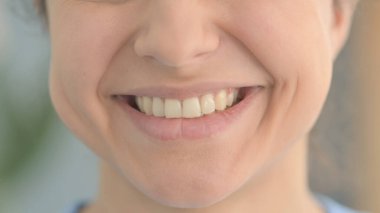 Kadın dudaklar gülümseyen yakın çekim