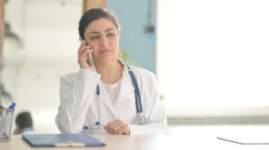 Klinikte Genç Hintli Doktor Telefonda Konuşuyor