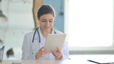 Genç Hintli Doktor 'un Tablet' te Çevrimiçi Video Sohbeti