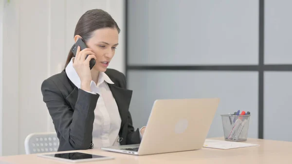 Üzletasszony Beszél Telefonon Miközben Laptop — Stock Fotó