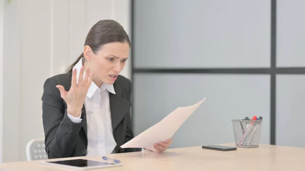 Businesswoman Upset Loss While Reading Business Report — Stock Photo, Image