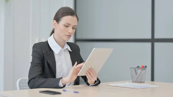 仕事のためのデジタルタブレットを使用してビジネス女性 — ストック写真