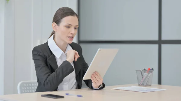 Online Video Chat Tablet Vele Businesswoman — Stock Fotó