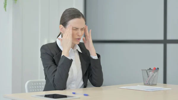 Vermoeide Zakenvrouw Met Hoofdpijn Het Werk Migraine — Stockfoto