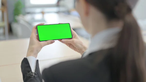 Businesswoman Holding Smartphone Green Screen — Stock fotografie