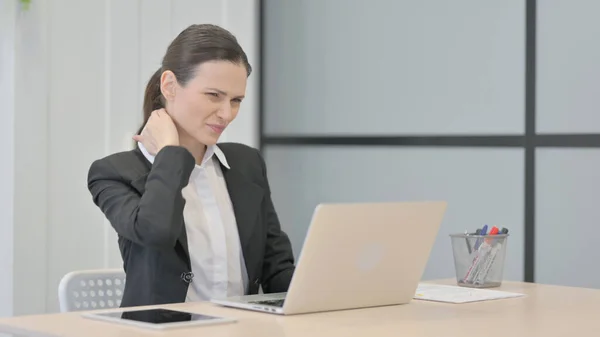 Безробітна Жінка Яка Страждає Від Болю Нека Користуючись Ноутбуком — стокове фото
