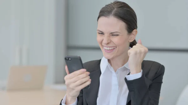Spännande Affärskvinna Fira Win Smartphone — Stockfoto
