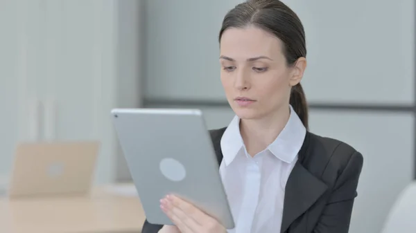 Businesswoman Böngészés Internet Digitális Tablet — Stock Fotó