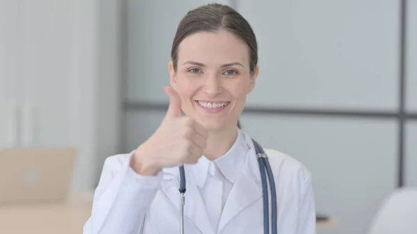 Portrait Young Doctor Doing Thumbs — Stockfoto