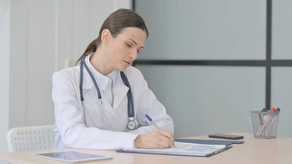 Young Doctor Working Documents Clinic Paperwork — Foto de Stock