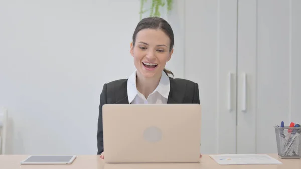 Молода Бізнес Леді Робить Відео Чат Ноутбуці — стокове фото