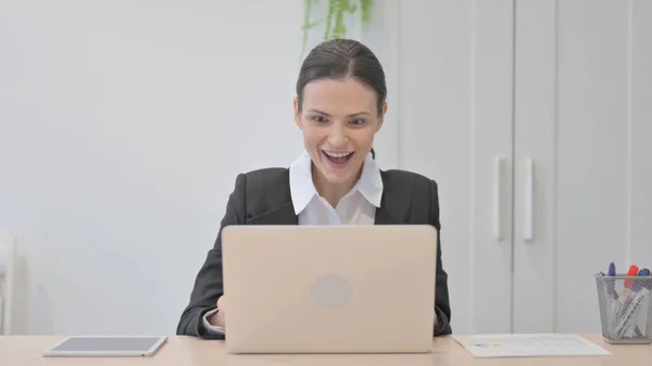 Üzletasszony Ünnepli Online Siker Laptopon Irodában — Stock Fotó