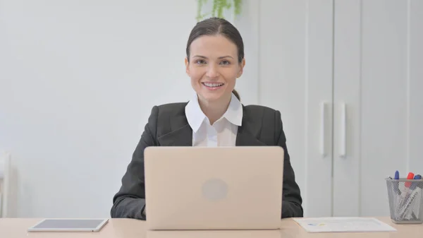 Young Businesswoman Smiling Camera While Using Laptop — Stock Fotó
