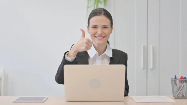 Thumbs Young Businesswoman Working Laptop — Stock Fotó