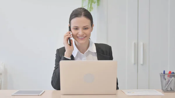 Fiatal Üzletasszony Beszél Telefonon Használata Közben Laptop — Stock Fotó