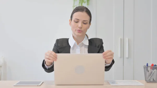 Affärskvinna Lämnar Kontoret Efter Stängning Laptop — Stockfoto