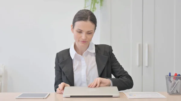 Young Businesswoman Coming Back Office Opening Laptop — Stock Fotó