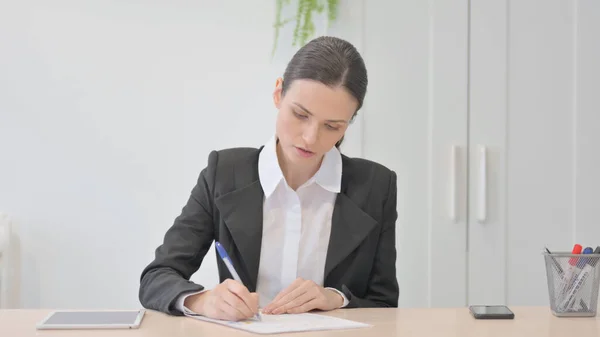 Young Businesswoman Working Documents Calculating Business Data — Stock Fotó
