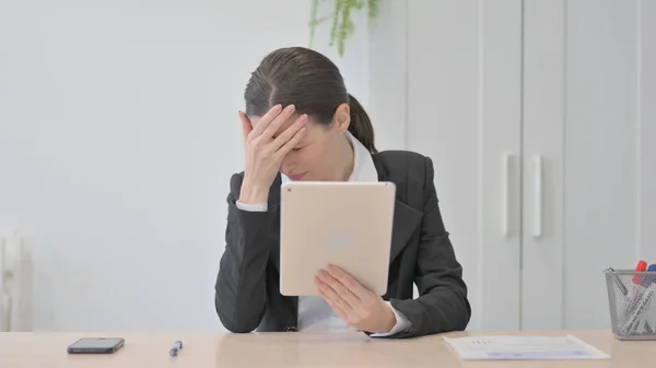 Shocked Young Businesswoman Reacting Loss Digital Tablet — Stock fotografie