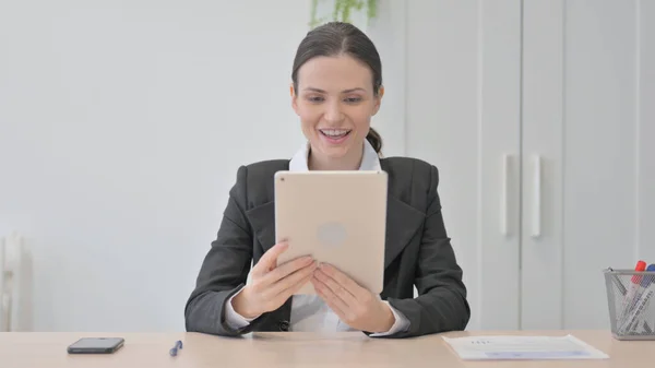 Online Video Beszélgetés Tabletta Mellett Fiatal Üzletasszony — Stock Fotó