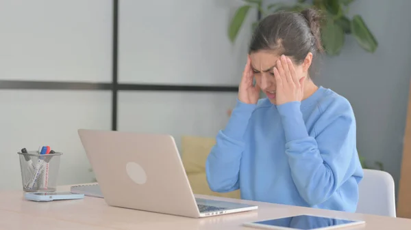 Mulher Indiana Com Dor Cabeça Enquanto Trabalhava Laptop — Fotografia de Stock