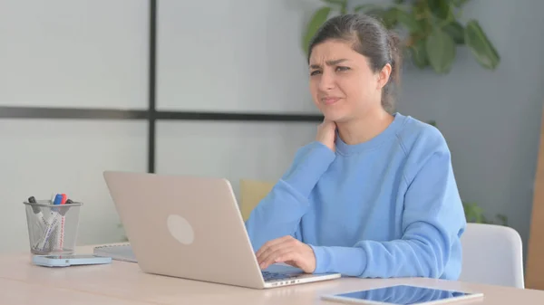 Dizüstü Bilgisayar Kullanırken Boynu Ağrıyan Hintli Kadın — Stok fotoğraf