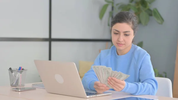 Mulher Indiana Contando Dólar Enquanto Trabalhava Laptop — Fotografia de Stock