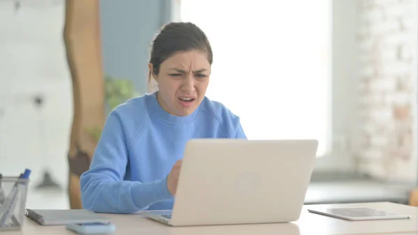 Mulher Indiana Reagindo Perda Enquanto Trabalhava Escritório — Fotografia de Stock