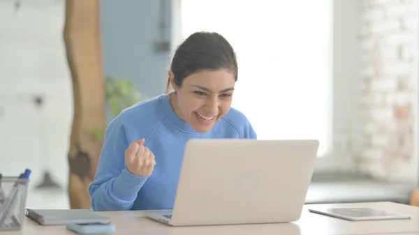 Inderin Feiert Online Erfolg Auf Laptop Büro — Stockfoto