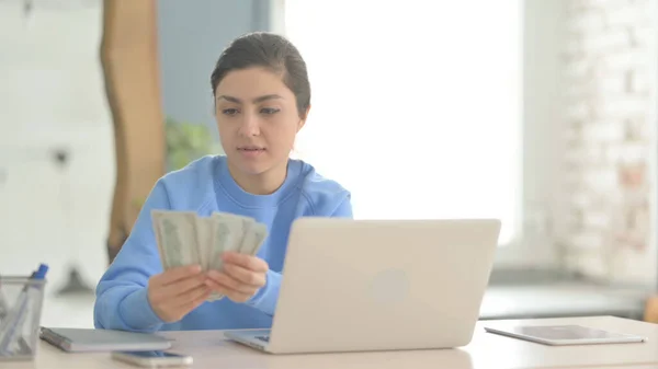 Mujer India Contando Dólares Mientras Trabaja Ordenador Portátil — Foto de Stock