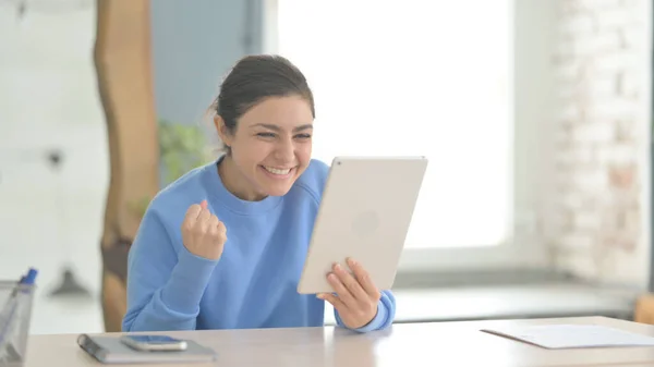 印度妇女在数码平板电脑上欢呼胜利 — 图库照片