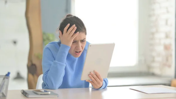 Mulher Indiana Chocada Reagindo Perda Tablet Digital — Fotografia de Stock
