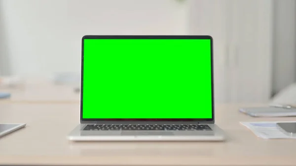 Laptop Πράσινη Οθόνη Στο Γραφείο Στο Γραφείο — Φωτογραφία Αρχείου