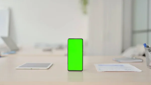 Smartphone Zelenou Obrazovkou Stole Chroma Klíč — Stock fotografie