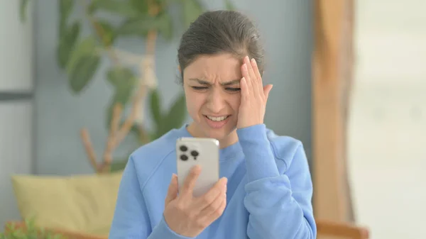 Mulher Indiana Chocada Reagindo Perda Smartphone — Fotografia de Stock