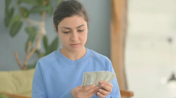 Retrato Mulher Indiana Contando Dólares — Fotografia de Stock