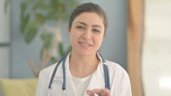 若いインド人医師がオンラインビデオ通話で話す — ストック写真