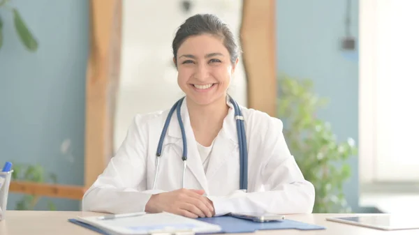 Sorrindo Jovem Médico Indiano Clínica — Fotografia de Stock