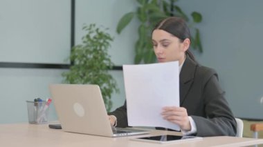 Genç İşkadını 'nın Belgeleri Okunuyor ve Dizüstü Bilgisayarda Çalışıyor